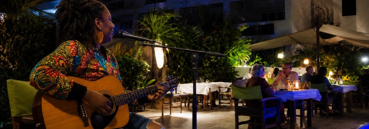 Acoustic music Watamu – guitar and voice night at Visiwa Restaurant